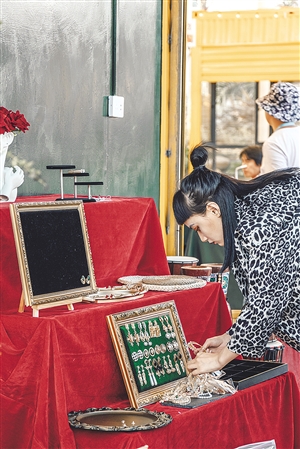 52ART公共艺术文化广场内的摊位
