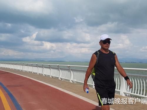 行进在环湖路大桥