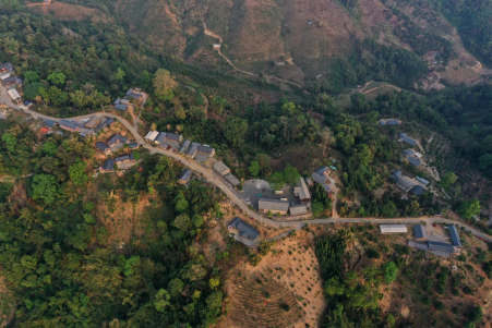 石梯村全貌(民族画报供图)