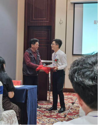 昆明市民政局领导为王俊青会长授牌授印