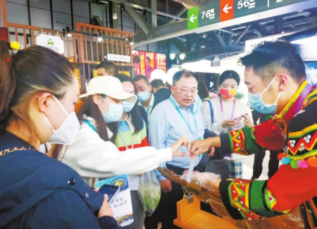 宣威火腿在进博会上颇受观众青睐。 记者 赵元刚 摄