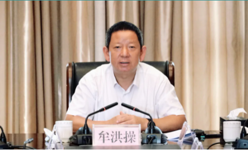 (临沧市人民政府副市长牟洪操出席会议并作讲话)