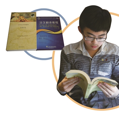 在紫牛新闻记者采访中,小胡带了这两本书在一旁看得入神