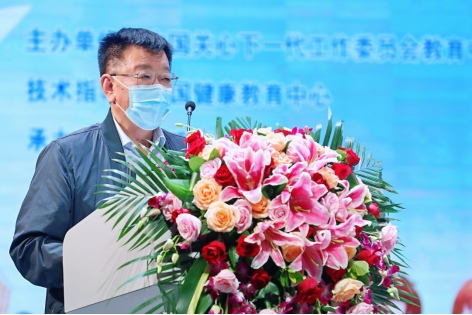 (中国关心下一代工作委员会教育中心鲁天龙主任现场致辞)