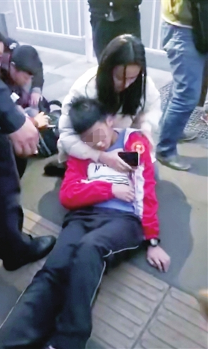 杨昆娥救治男孩现场 视频截图