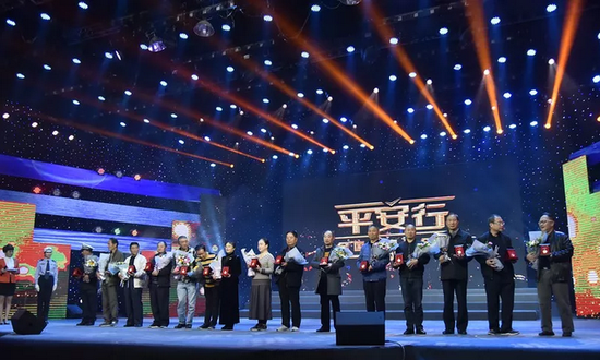 为退休民警颁发荣誉勋章
