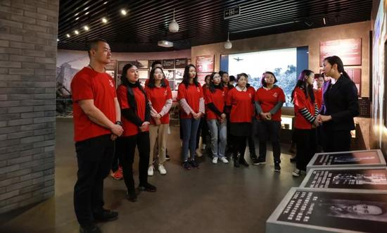 认真聆听展厅人员讲解历史
