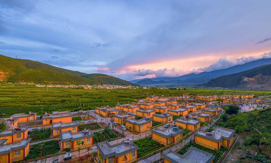 剑川县老君山镇新和村易地扶贫搬迁点(索玛小镇)新貌。苏金泉摄影。