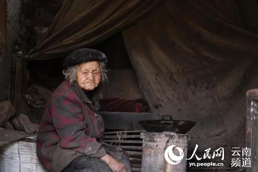李桂英老人在一贫如洗的家中 供图