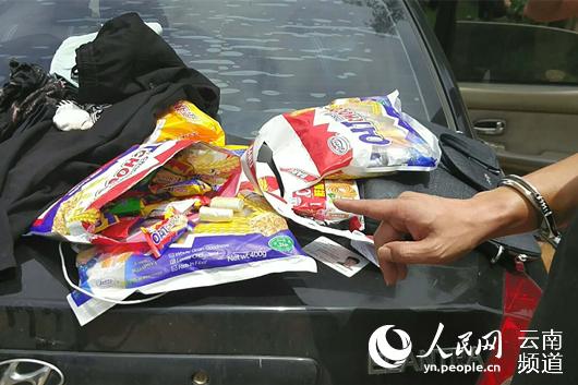 犯罪嫌疑人指认毒品 供图
