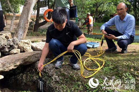 工作人员检测潭底冒水现象 供图