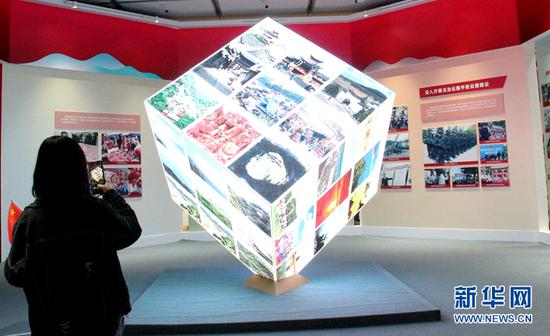 展厅内,多媒体“魔方”正在展示云岭之美。(新华网 念新洪 摄)