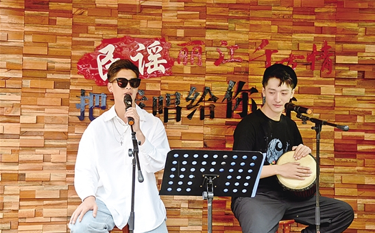 “小刘同学”(左)演唱民谣