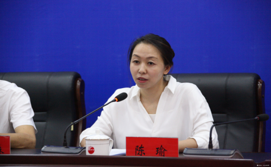 保山市扶贫办党组书记、主任陈瑜作新闻发布(赵晓东/摄)