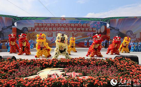 广东梅州分会场舞狮表演。