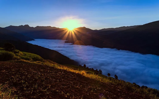 等养山头看白虎山日出