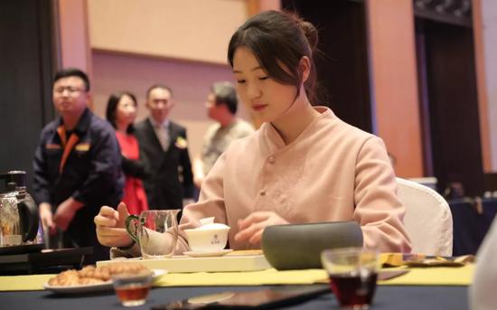 茶艺师现场为宾客们冲泡佳茗
