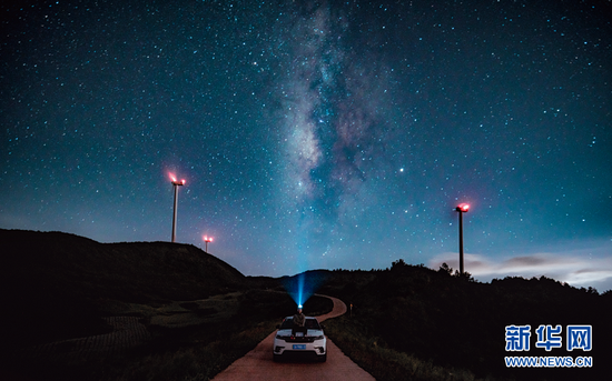 抚仙湖星空小镇上空星光璀璨(摄于4月1日)。新华网发(供图)