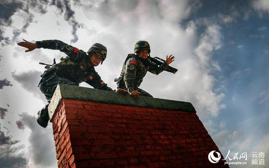 图为特战队员进行1500米越障射击比拼。(李义 摄)