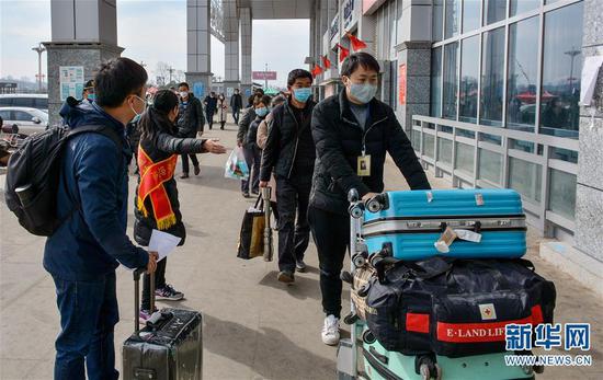 云南昭通组织务工人员搭乘返岗专车前往浙江海宁(2月13日摄)。 新华社发(赵连杰 摄)