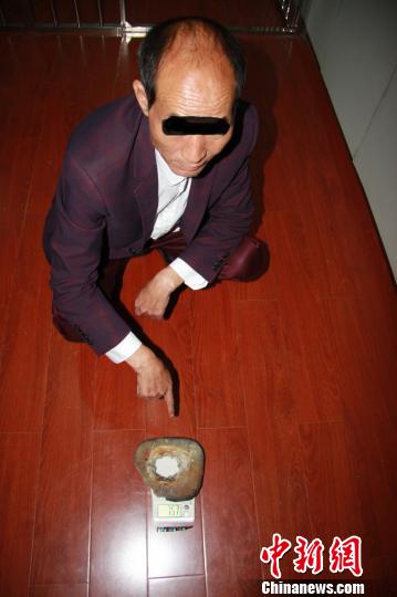 图为嫌疑人刘某投案自首 丁银 摄
