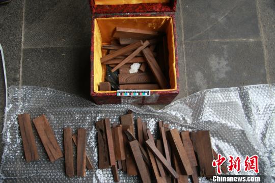 图为可疑包裹内的物品 丁银 摄