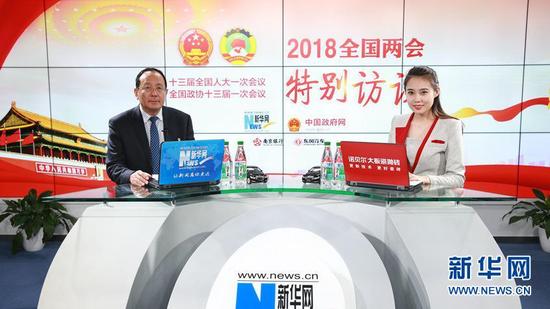 图为全国人大代表,云南省迪庆藏族自治州委副书记、州长齐建新(左)做客新华网2018全国两会特别访谈。 新华网杨锘摄