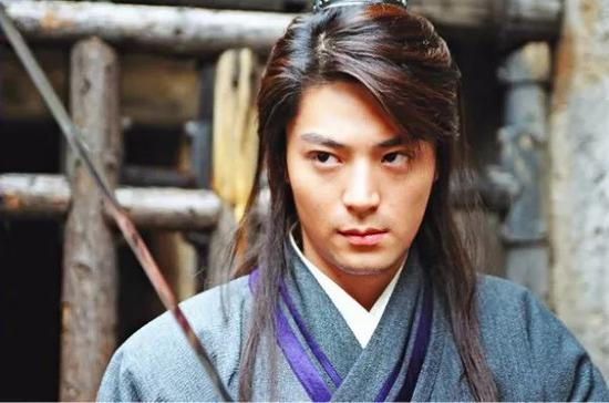 少年时因为战乱一直随家人在内地和香港之间辗转