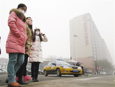 12月1日，北京雾霾持续。12月1日夜间,强冷空气的进入驱散了雾霾。 本报记者邓佳摄