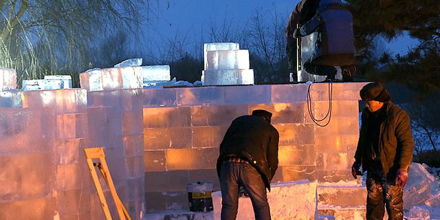 在冰天雪地里挑灯夜战做冰雕