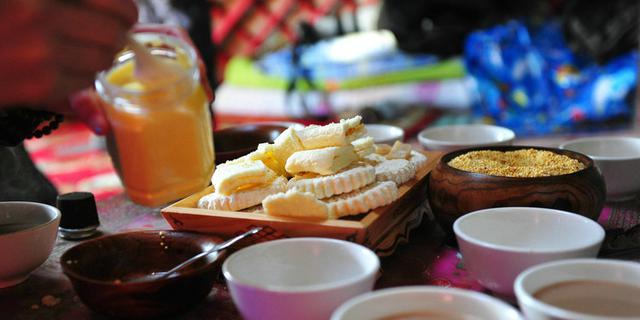 毡房里的牧民生活什么样