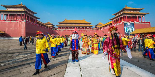 一场穿越古今的皇宫大狂欢