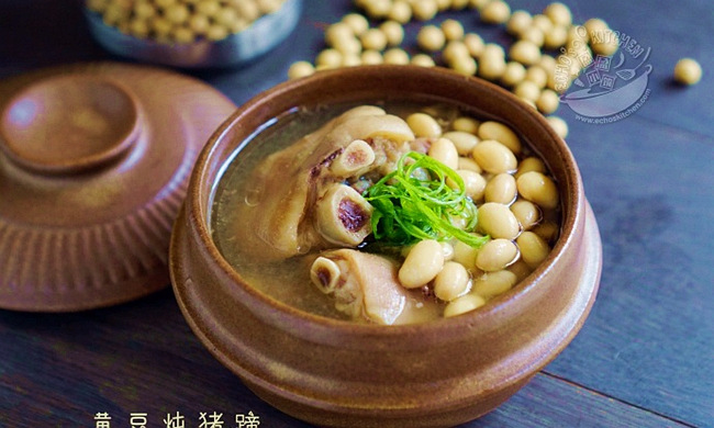  [Stewed Pig Feet with Soybean] Nourishing Soup to Save Cold and Dry