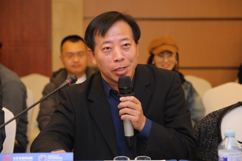 北京互联网法院副院长佘贵清主持主持论坛第二议题