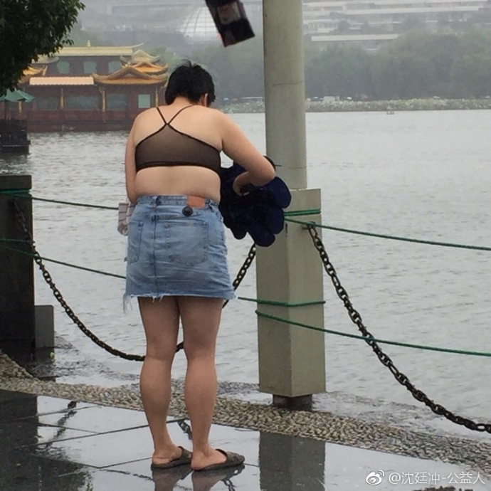 没有穿内衣的冲关女生_没有穿内衣和裤裙女生