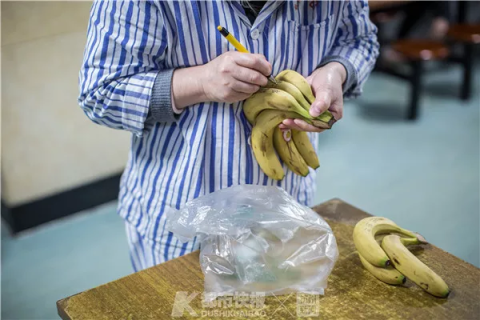 一位患者在家属买来的香蕉上,一一写上自己的名字,按日领取,避免过度饮食,也能锻炼自理能力。遇到不太会写字的,医护人员会帮忙标注好。