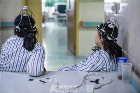 两位患者在接受慢性小脑电刺激术治疗。