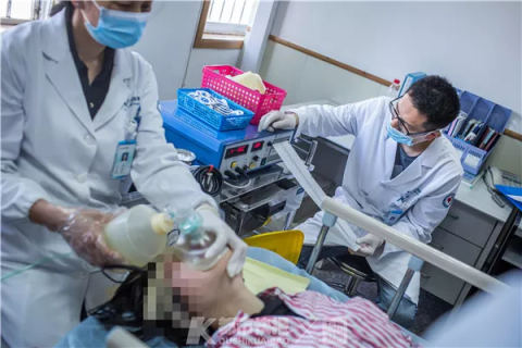 医生在给患者进行无抽搐电休克治疗(MECT)。