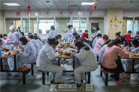 晚饭时间,患者们和一些家属,在公共活动区兼餐厅内用餐。