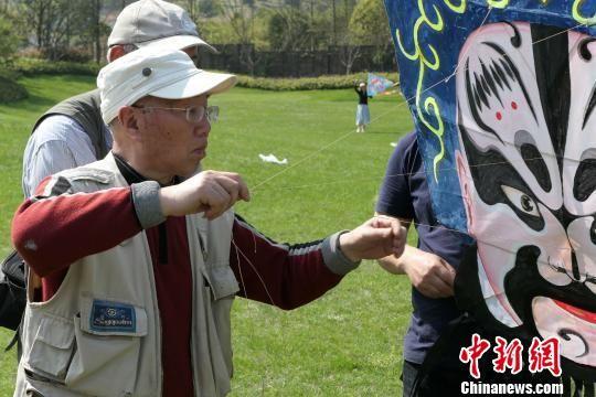 “江南风筝王”张志刚在放飞风筝 德清新闻中心