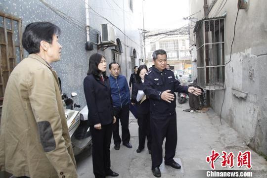 2018年4月9日,湖州市检察院检察长孙颖查看案发现场。 钱聪 摄