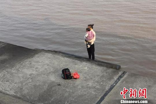 图为:女子抱娃欲跳江轻生。海宁公安供图