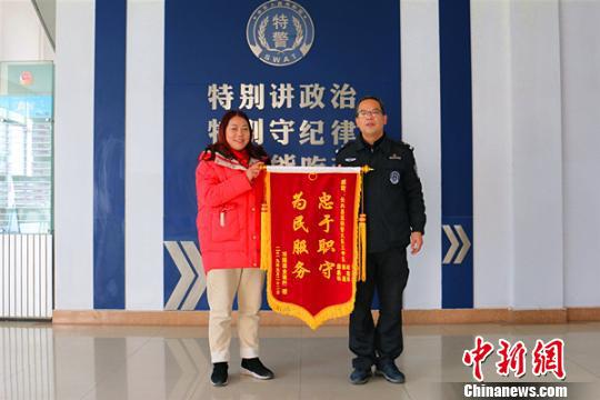 店主送来锦旗 方金华 摄