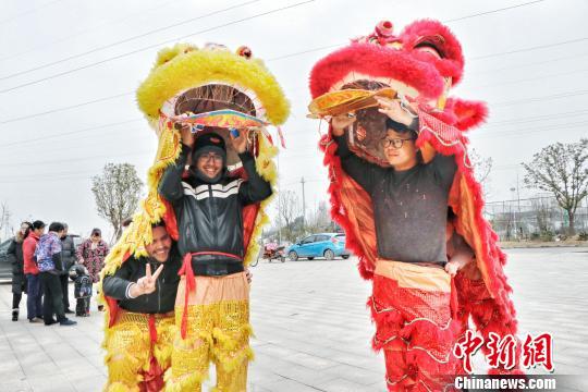 留学生体验舞狮 崔梦琪 摄
