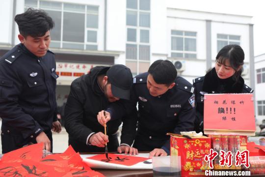 现场写“福”字 崔梦琪 摄