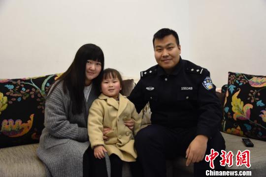 李汝亮首次背上返乡的行囊,牵着妻女的手,回老家过年。 公安提供