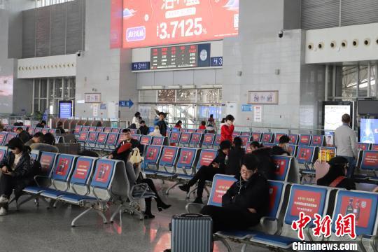 除夕下午的温州南站候车室内空出了大量座椅 胡小丽 摄