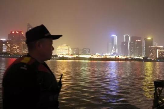 至少在此刻,岸上的热闹与正在搜寻不安全因素的他无关。