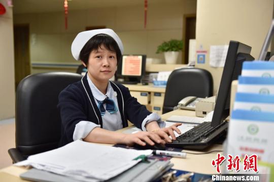 图为:春节期间值班的护士 方临明 摄