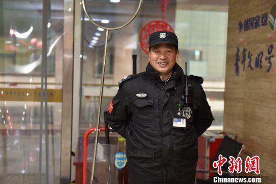 图为:春节期间值班的保安 方临明 摄